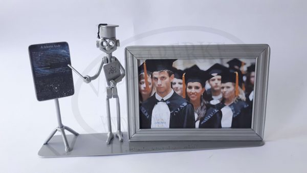 Frissen diplomázott fizikus